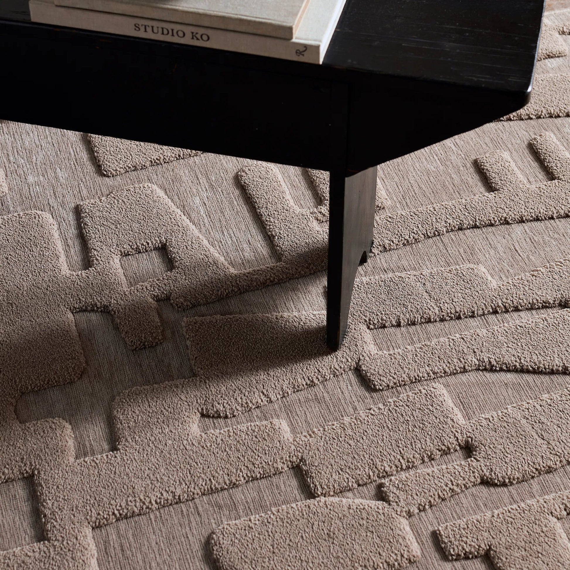 Petros PTR07 Rug by Jaipur Living in gray. Made from 80% polyester, 20% chenille in a unique style.