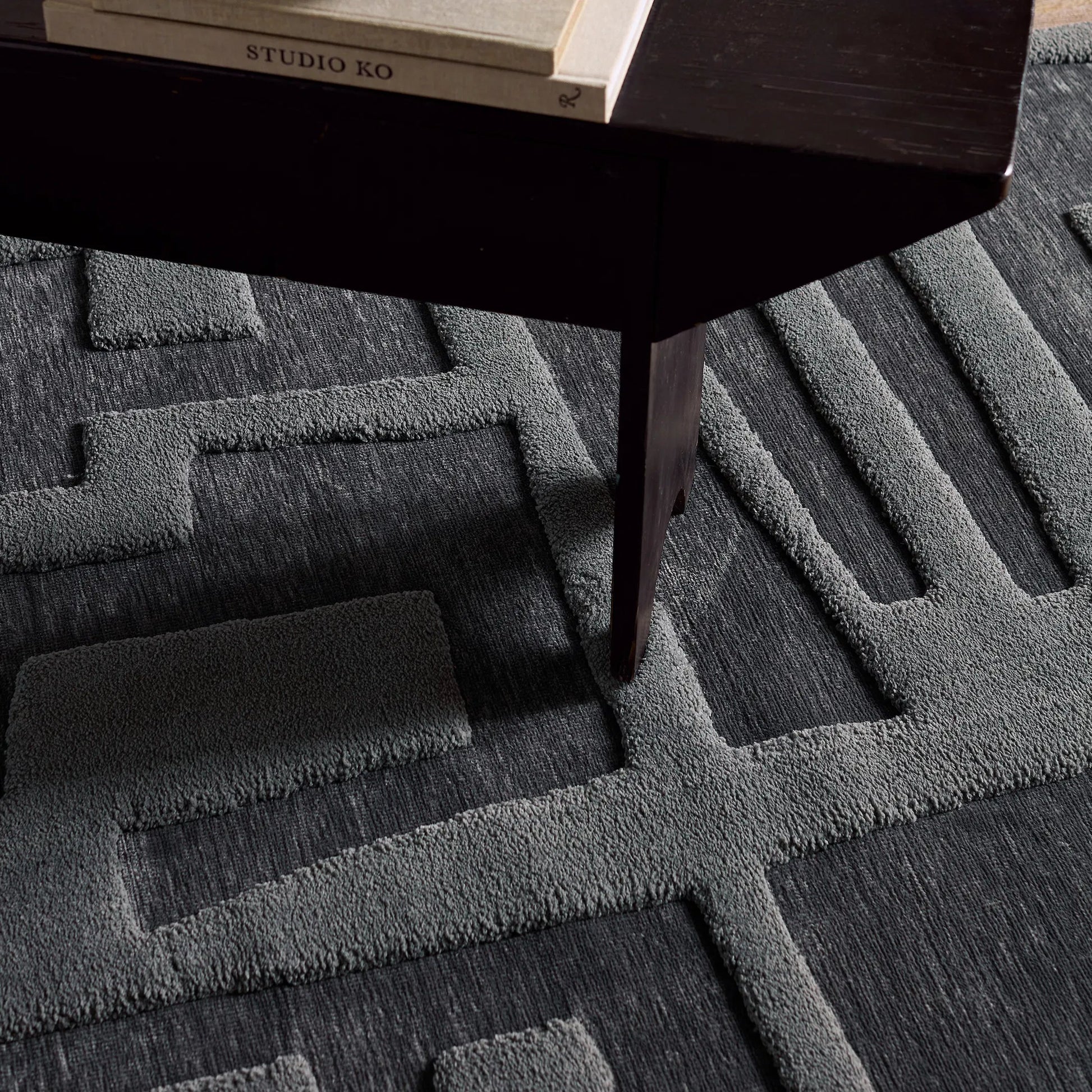 Petros PTR09 Rug by Jaipur Living in gray. Made from 80% polyester, 20% chenille in a unique style.