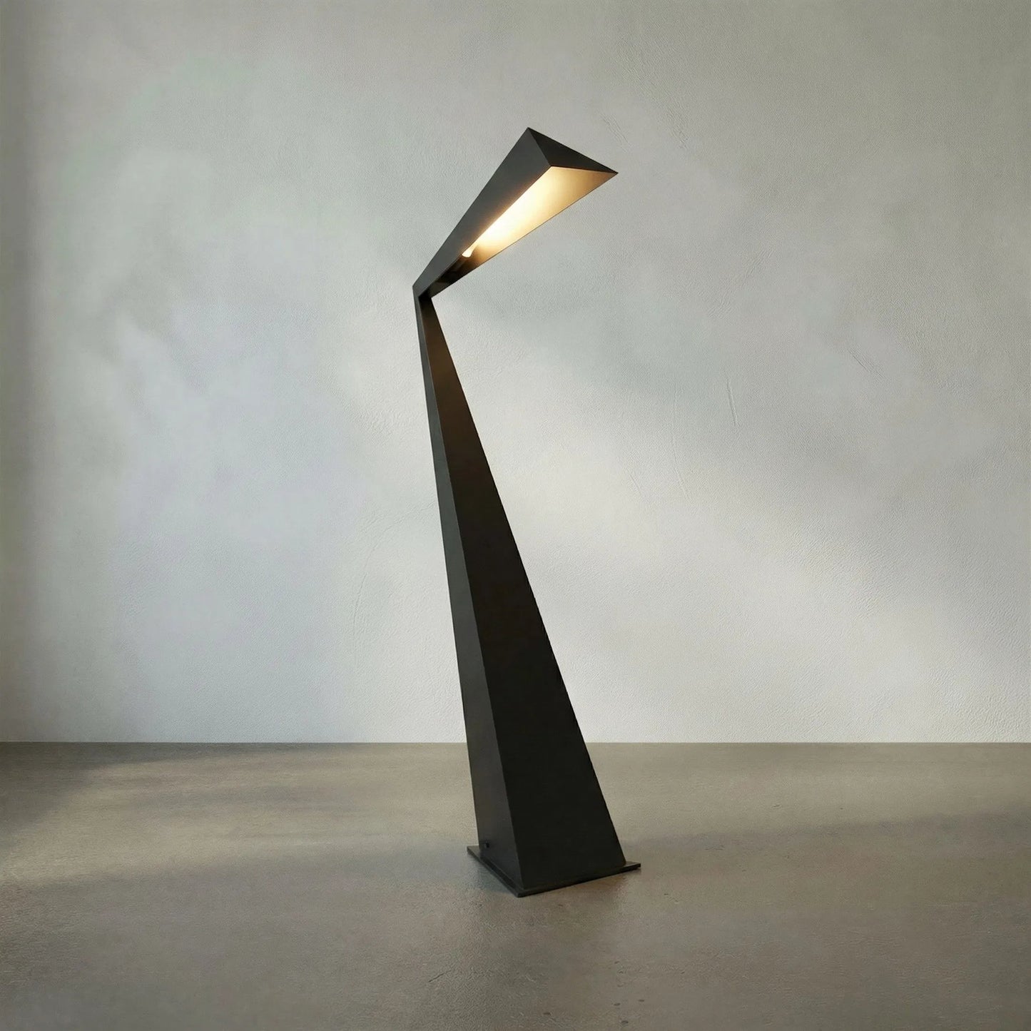 006 SI-2326237 | Lifestyle | Bat Floor Lamp by Noir in matte black. Made from industrial steel in a modern style.
