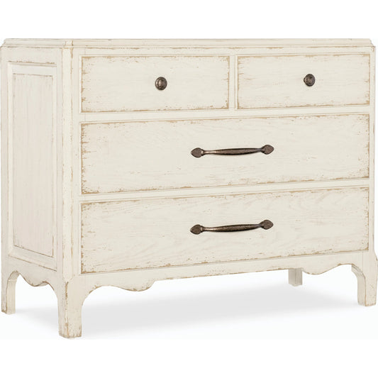 Americana Bachelor Chest by Hooker Furniture. Made from oak veneers with solid-wood edge top in a traditional style.