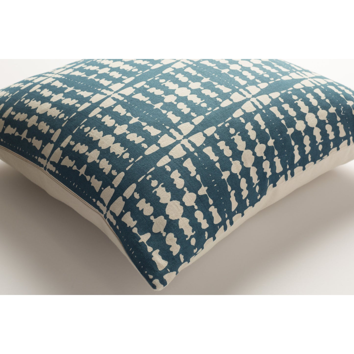 108 S-230580,S-230581 | Closeup | Ridgewood II Indoor/Outdoor Pillow by Surya. Made from 100% cotton in a modern style.