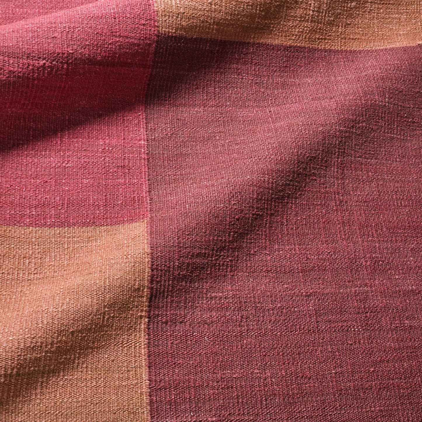 005 SI-2531388,SI-2531389,SI-2531390,SI-2531391,SI-2531392,SI-2531393 | Closeup | Refined Layers​ RFL04 Rug by Jaipur Living in red, orange. Made from 100% jute in a unique style.