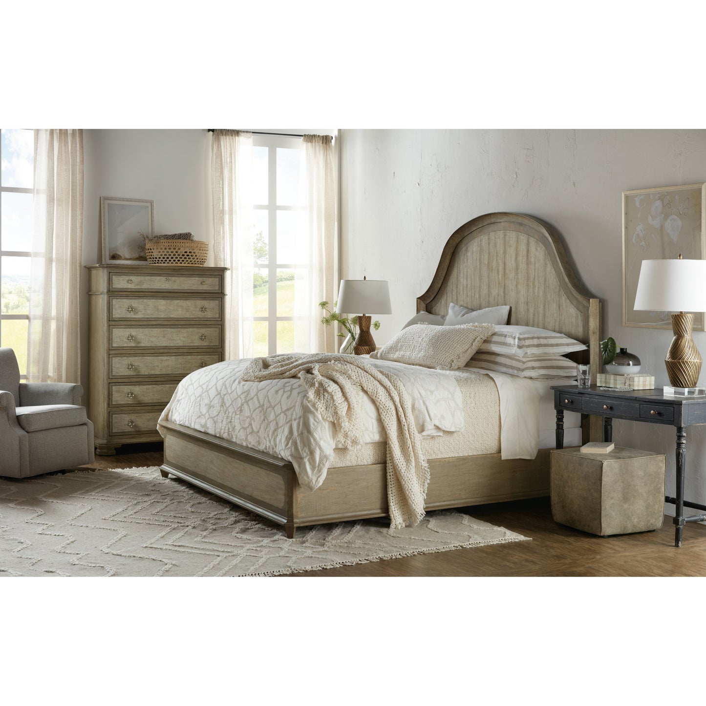 002 SI-1748243 | Lifestyle | Lauro Panel Bed by Hooker Furniture in sorrento. Made from oak veneers, aluminum sheet with handpainting in a coastal style.