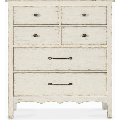 Americana Six-Drawer Chest by Hooker Furniture. Made from oak veneers and cedar veneers in a cottage & farmhouse style.