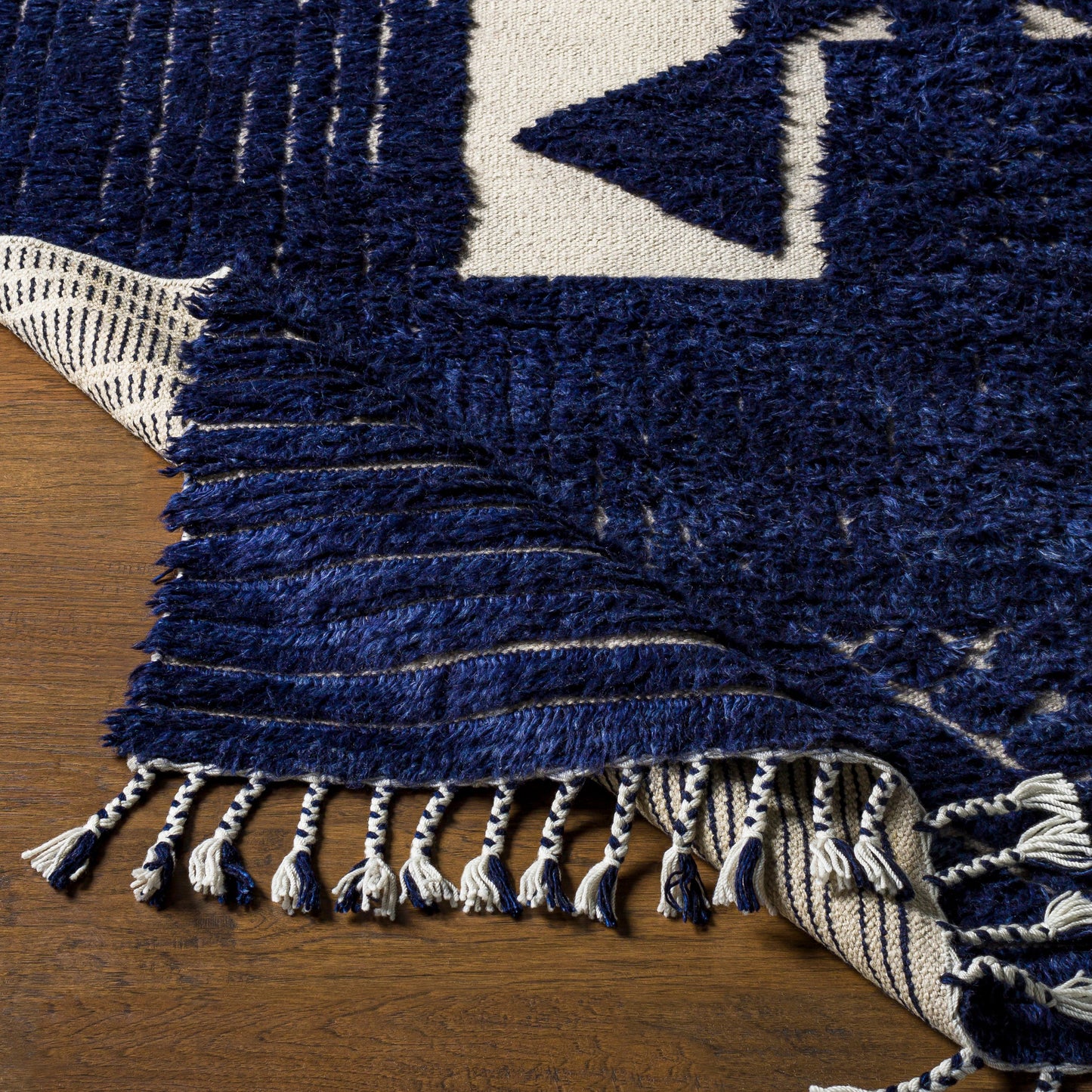 007 SR-882803,SR-882805,SR-882806,SR-882807 | Closeup | Sahara SAH-2303 Rug by Surya in cream, navy. Made from 100% wool in a unique style.
