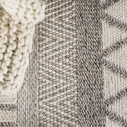 Scandinavia Dula SCD21 Rug by Jaipur Living in papyrus, griffin. Made from 100% wool in a unique style.