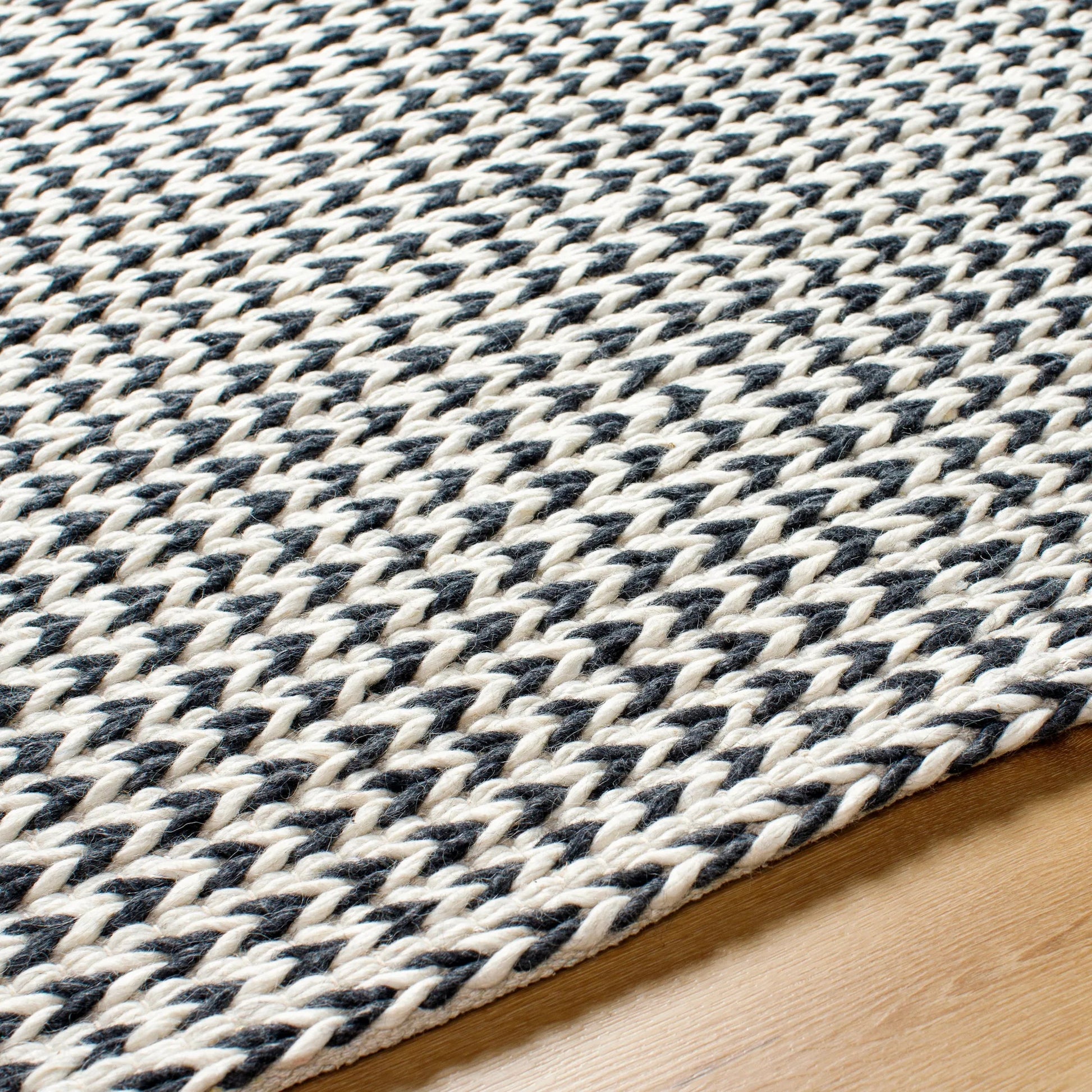 Sundance Rug - 33583 by Livabliss. Made from main: 65% wool, main: 35% polyester in a unique style.