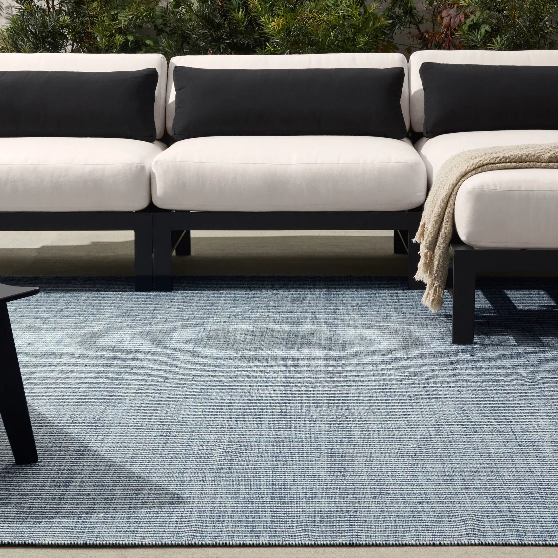 Sacdecer SDR02 Indoor/Outdoor Rug by Jaipur Living in blue, white. Made from 100% pet yarn in a unique style.