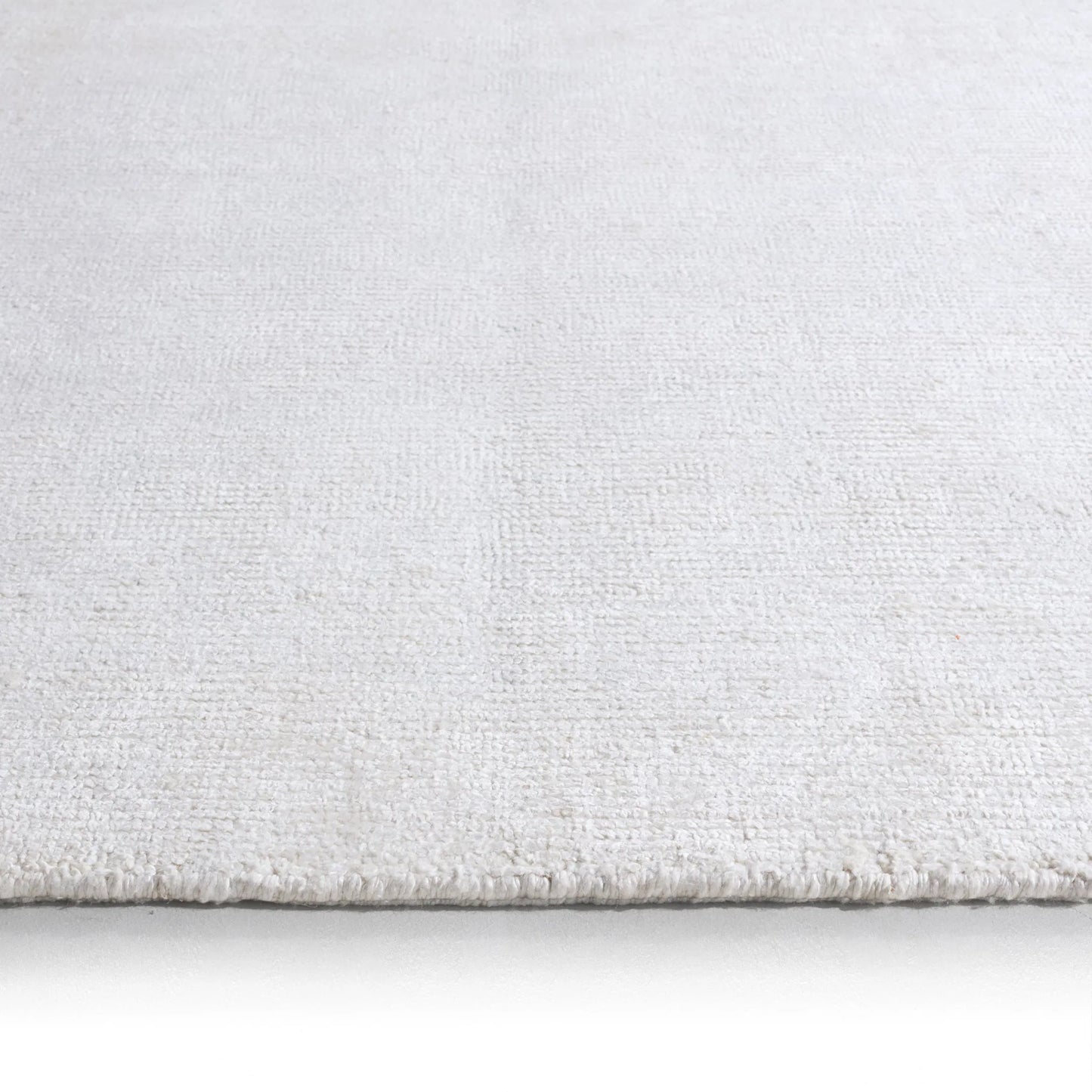 003 SI-2531409,SI-2531410,SI-2531411,SI-2531412,SI-2531413 | Closeup | Soft Horizon SFH04 Rug by Jaipur Living in ivory, white. Made from 60% bamboo silk 40% wool in a unique style.