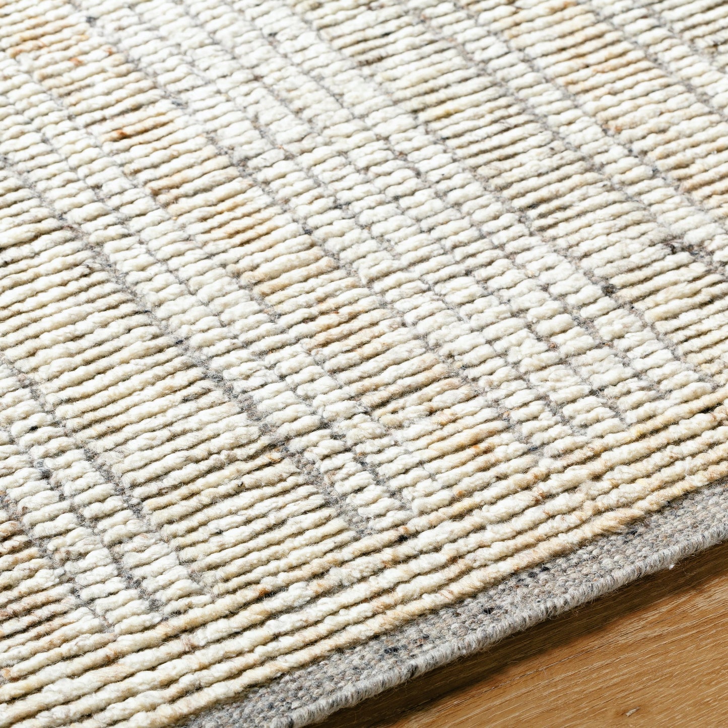 003 SI-1972105,SI-1972106,SI-1972107,SI-1972108,SI-1972109 | Closeup | Samarkand SMD-2300 Rug by Surya in ivory, sandstone, charcoal, taupe. Made from main: 100% wool in a unique style.