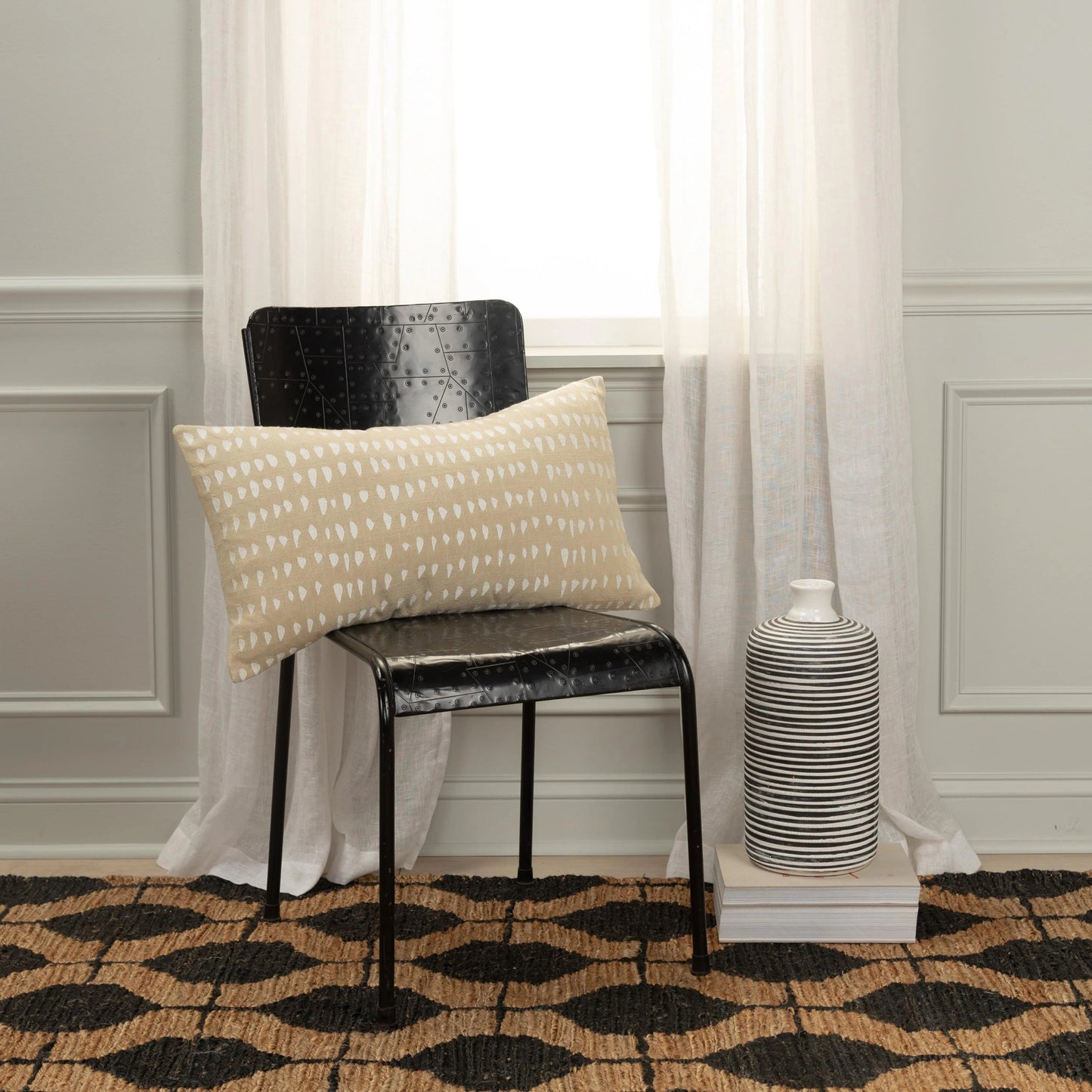 002 SI-2023324,SI-2023330 | Lifestyle | Gaston Pillow by HedgeApple Essentials in natural. Made from cotton in a modern style.