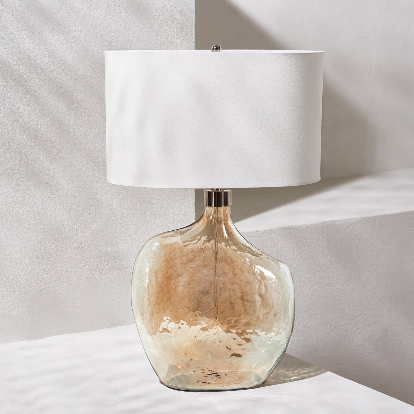 004 SI-1911003 | Lifestyle | Wolfe Table Lamp by HedgeApple Essentials in gold. Made from unique in a modern style.