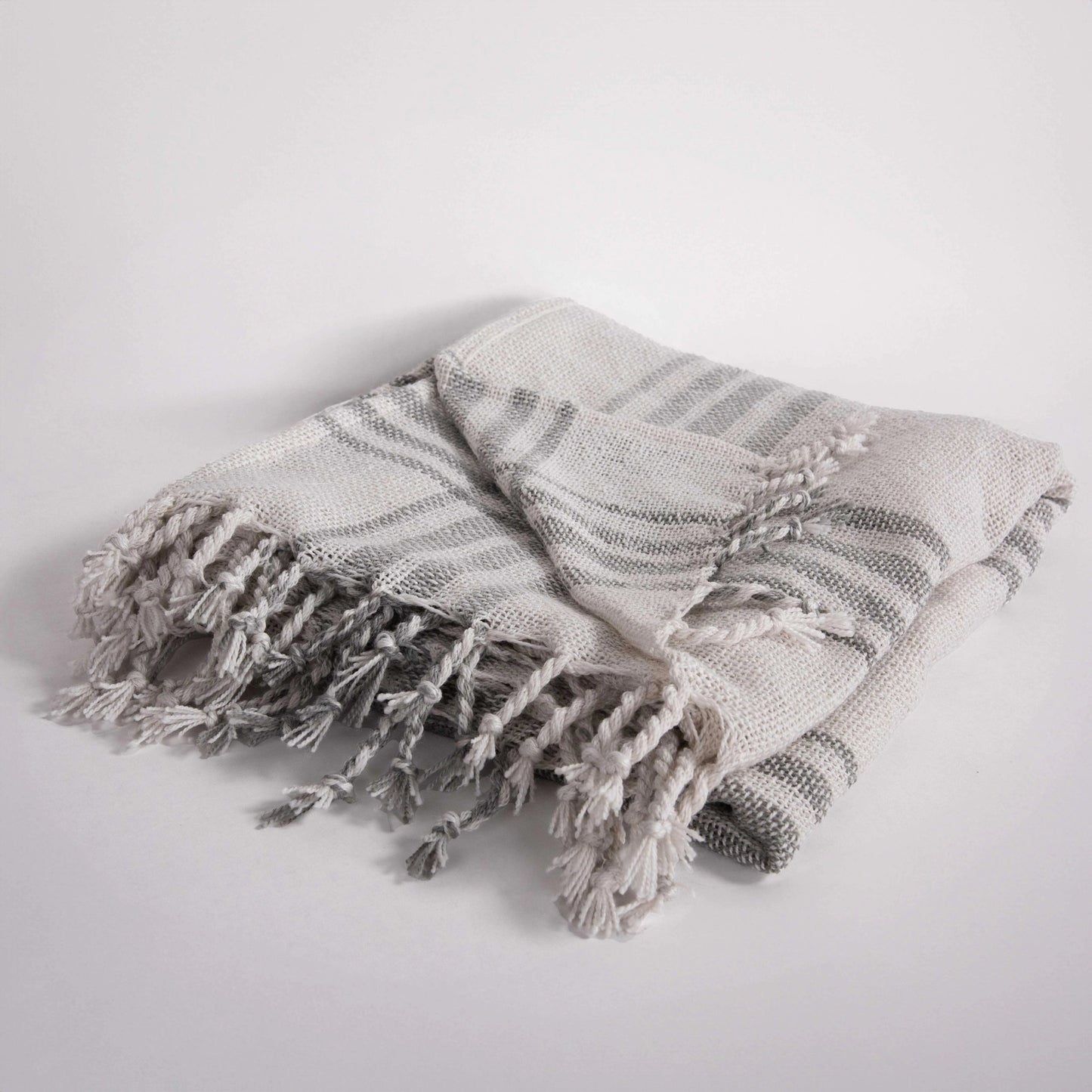 015 SI-2145240 | Lifestyle | Hart Indoor/Outdoor Throw by HedgeApple Essentials. Made from polyester in a modern style.