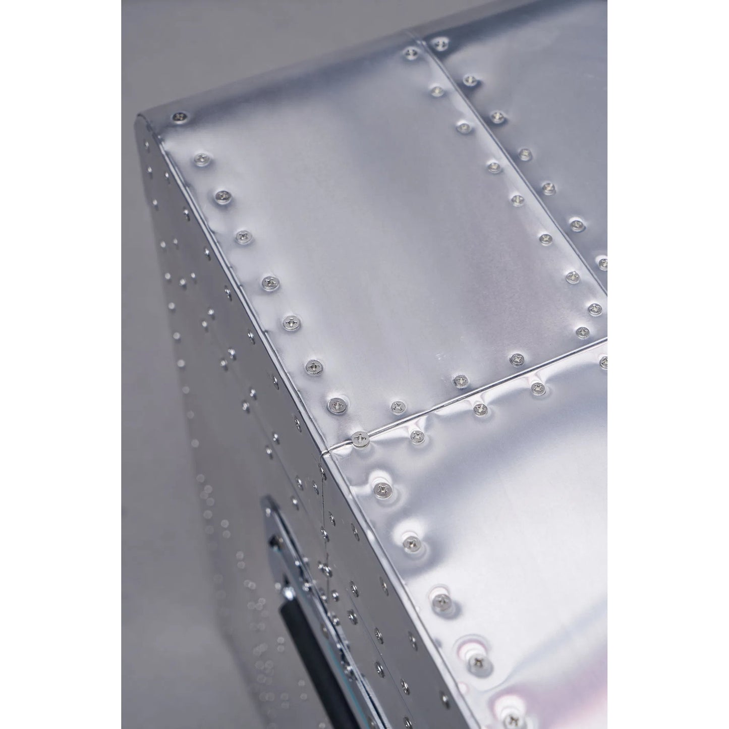 008 SI-2633359 | Lifestyle | Elio Trunk by Zentique in aluminum and silver. Made from aluminum in a unique style.