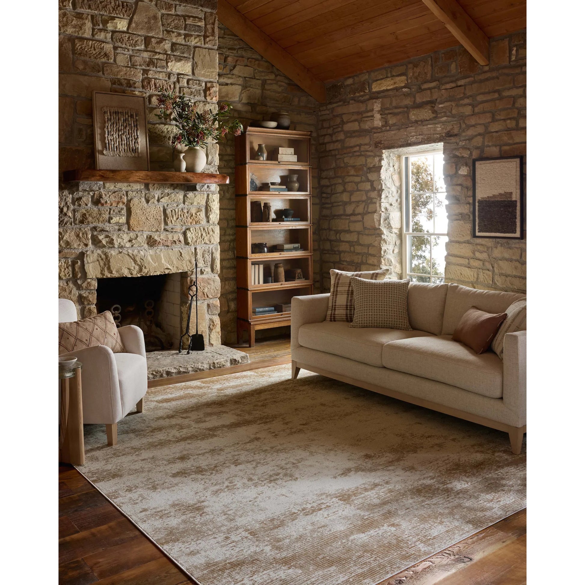 Townes TOW-03 Rug by Loloi in sand, beige. Made from 100% polyester in a unique style.