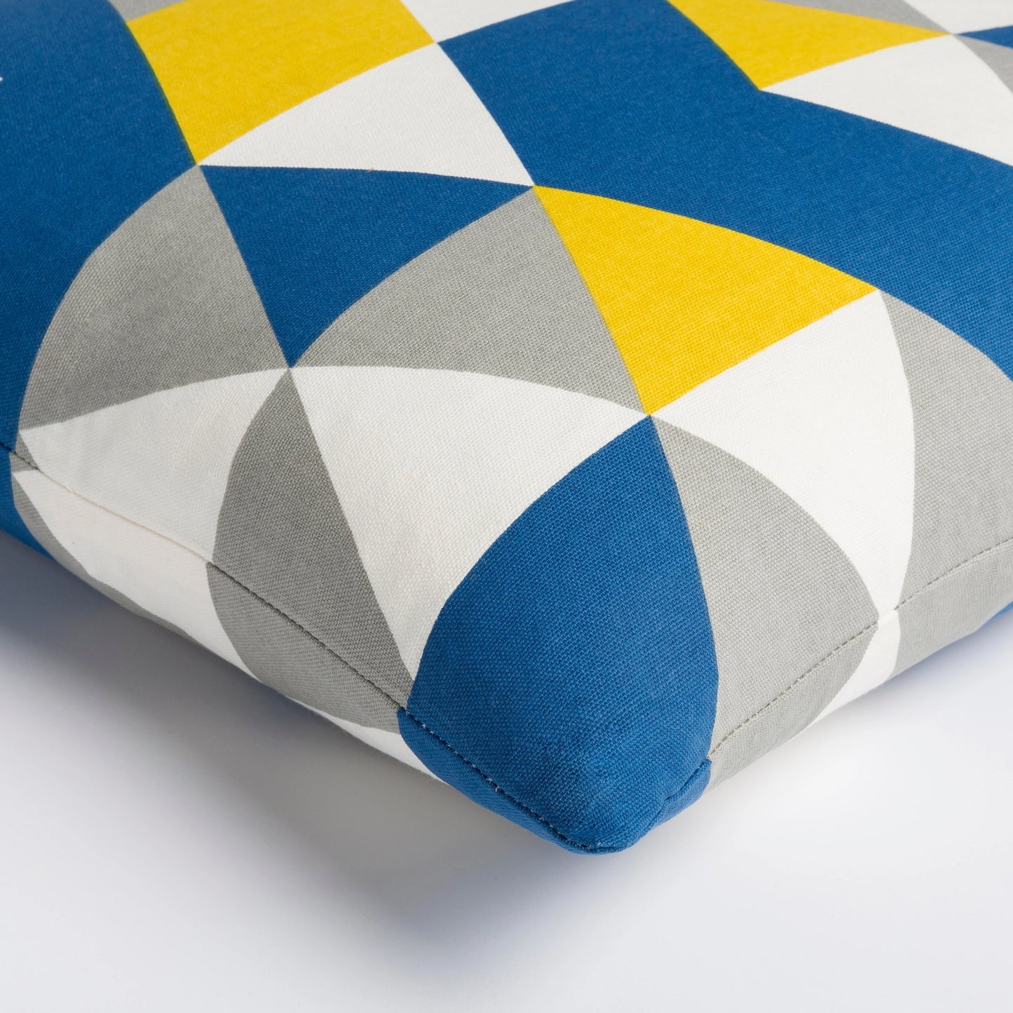 005 S-346668,S-346669 | Closeup | Trudy Pillow - 27868 by Surya. Made from 100% cotton in a modern style.