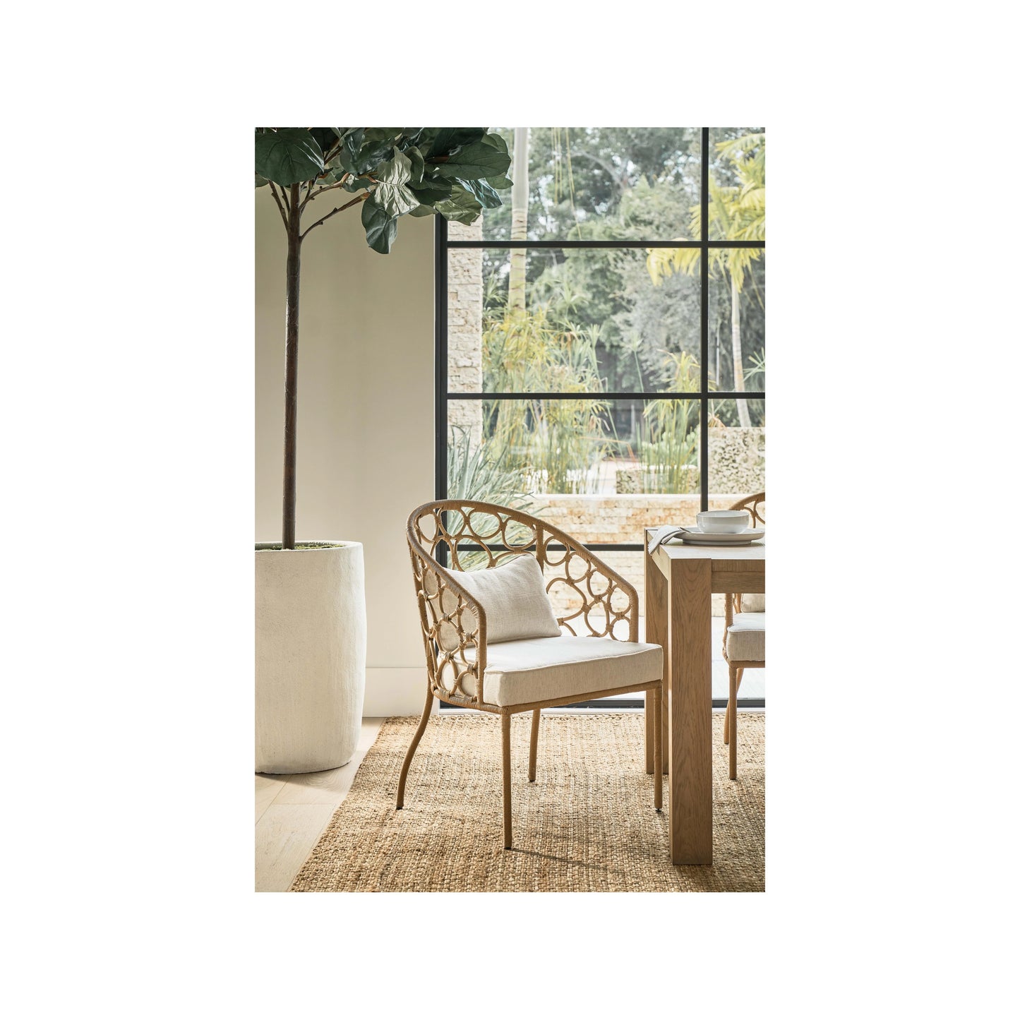 007 SI-2130258 | Lifestyle | Weekender Pebble Dining Chair by Coastal Living by Universal Furniture. Made from unique in a cottage & farmhouse style.
