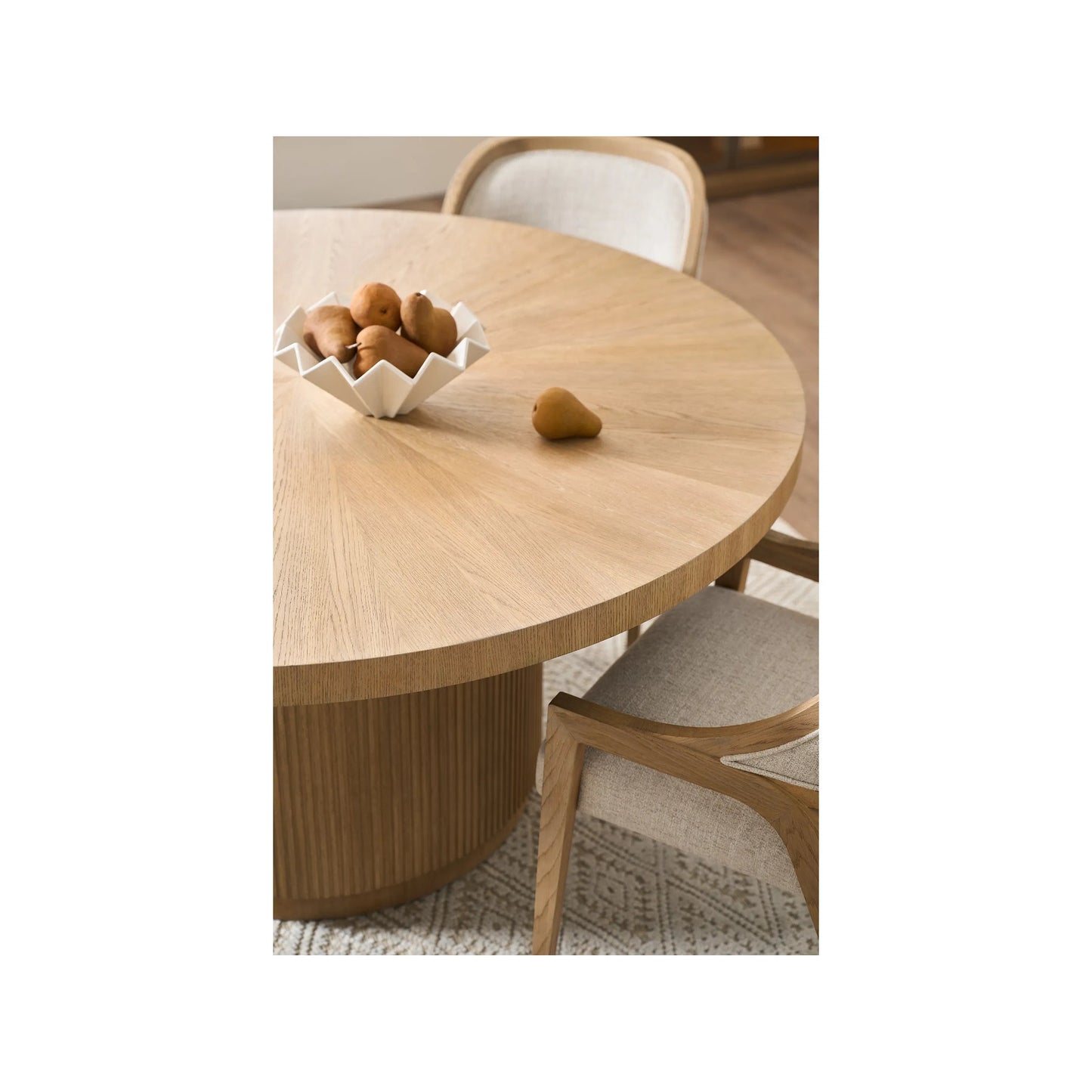 005 SI-2303126 | Lifestyle | Avaline Carmen Round Dining Table by Universal Furniture. Made from unique in a transitional style.