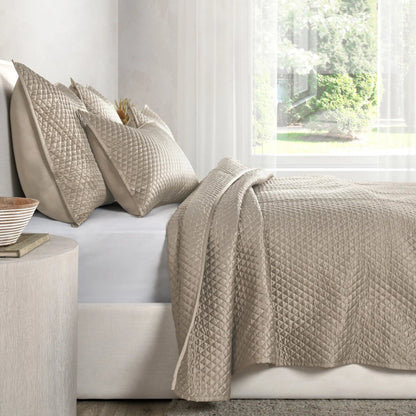 Winthrop 100% Sateen Quilt by Villa by Classic Home. Made from 100% matte poly sateen front in a transitional style.