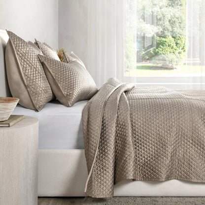 Winthrop 100% Sateen Quilt by Villa by Classic Home. Made from 100% matte poly sateen front in a transitional style.