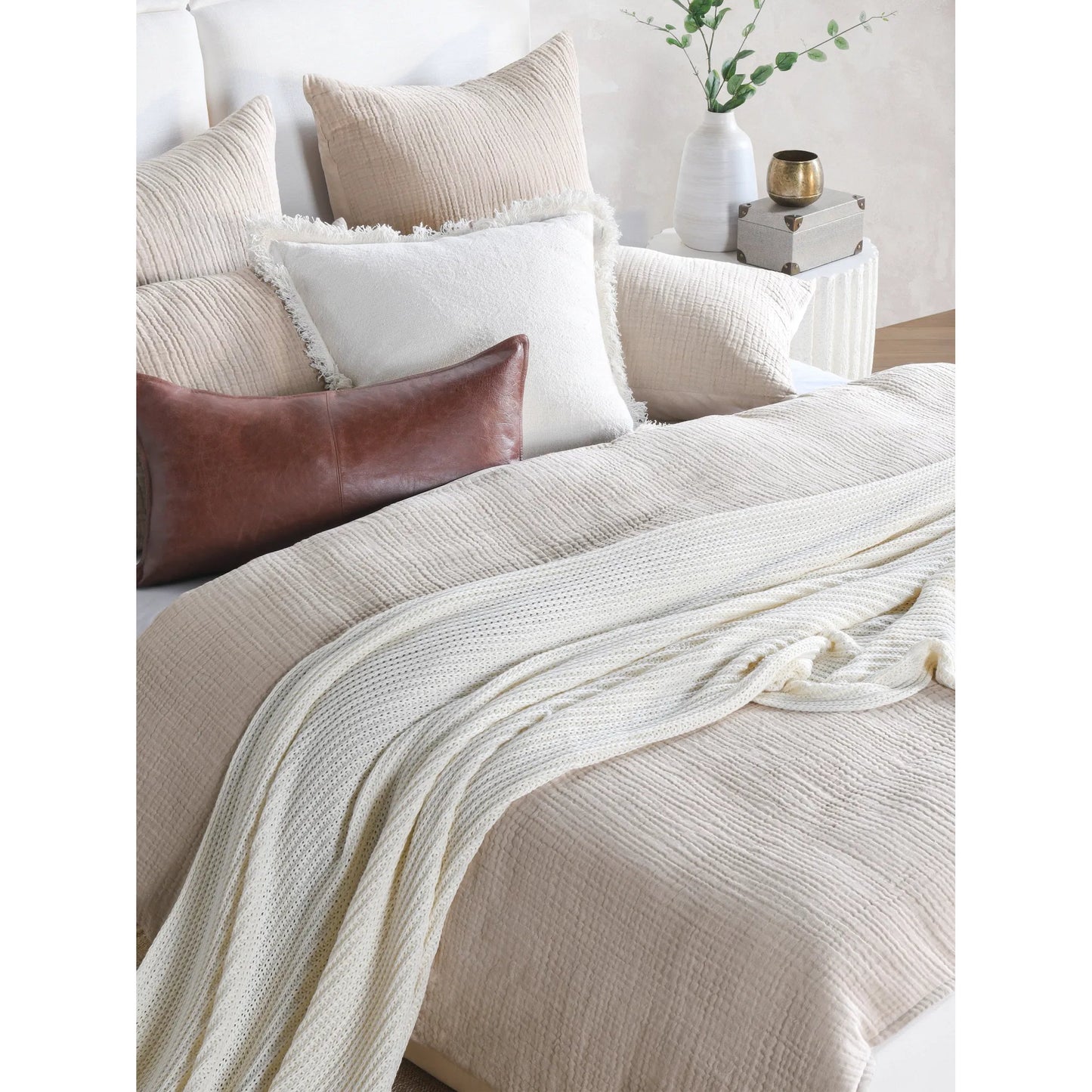 024 SI-2223121 | Lifestyle | Cardiff White Duvet by Villa by Classic Home. Made from unique in a transitional style.