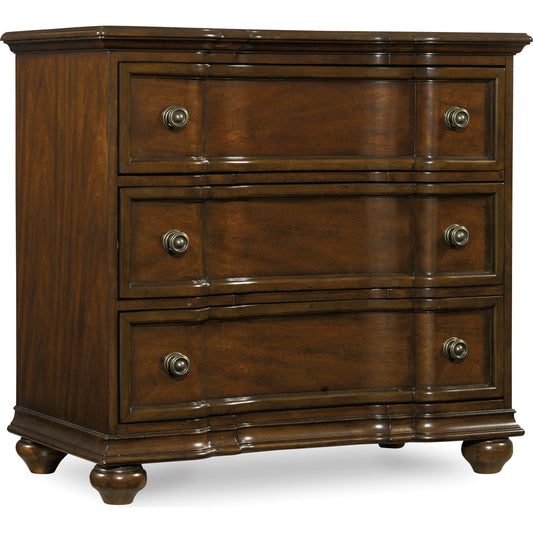 Leesburg Bachelor's Chest by Hooker Furniture in mahogany. Made from mahogany veneers in a traditional style.
