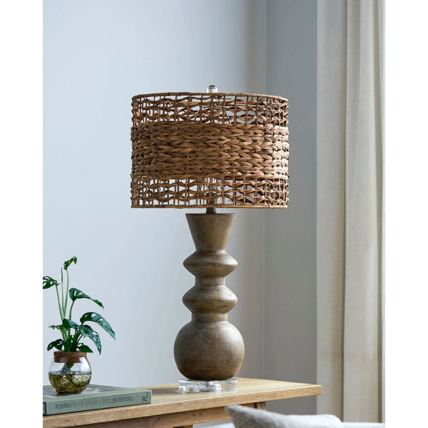 004 SI-2349563 | Lifestyle | Vedruna Accent Table Lamp 625347 by Livabliss. Made from resin, crystal, linen, polyester in a rustic style.