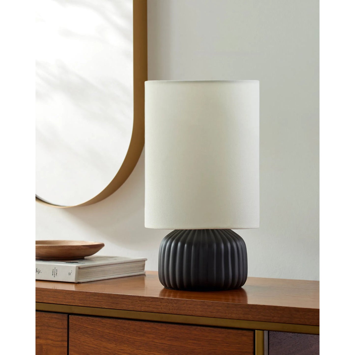005 SI-2349554 | Lifestyle | Vadso Accent Linen Shade Table Lamp by Livabliss in glazed. Made from ceramic, linen in a modern style.