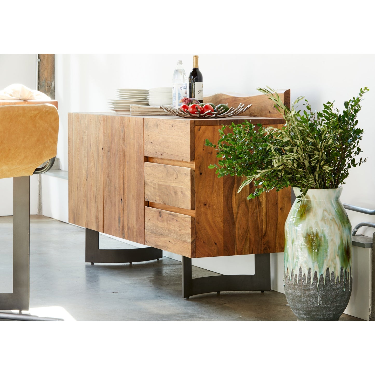009 S-302934 | Lifestyle | Bent Sideboard Smoked by Moe's Home Collection in brown. Made from solid acacia wood, iron in a modern style.