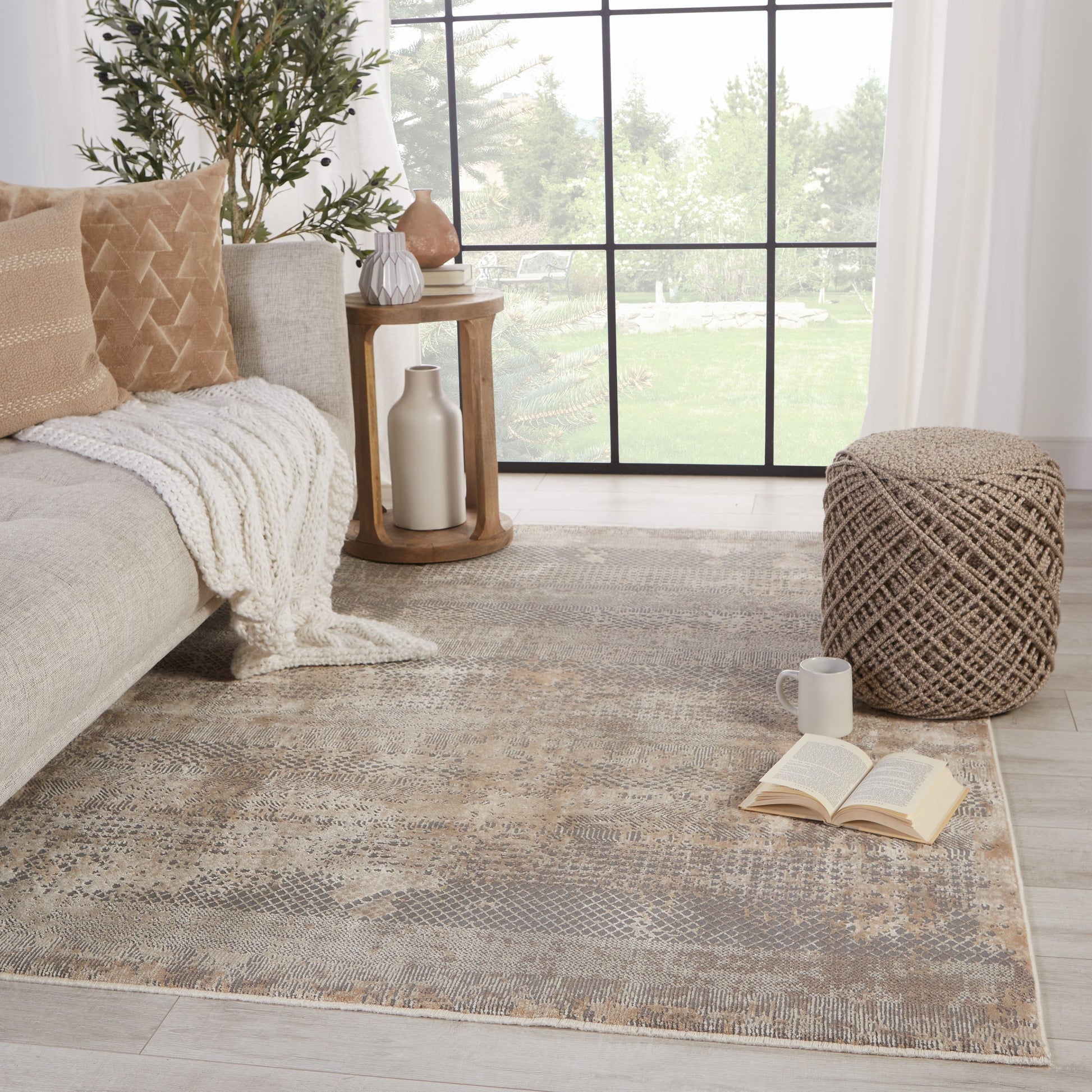 Vienne VNE11 Rug by Jaipur Living in gray, tan. Made from 53% polyester 47% viscose in a unique style.