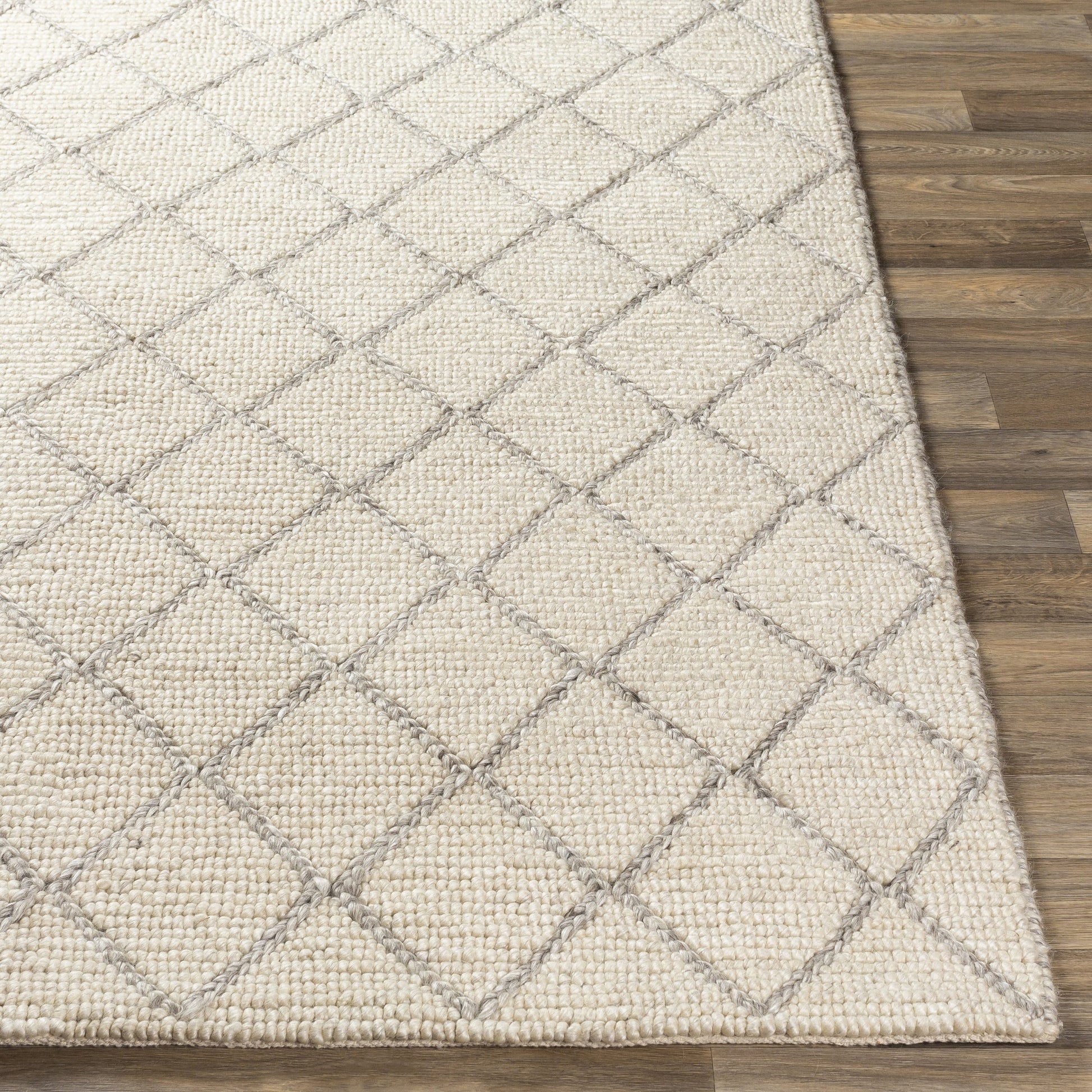 Whistler WSR-2300 Rug by Surya. Made from 50% viscose, 50% wool in a unique style.