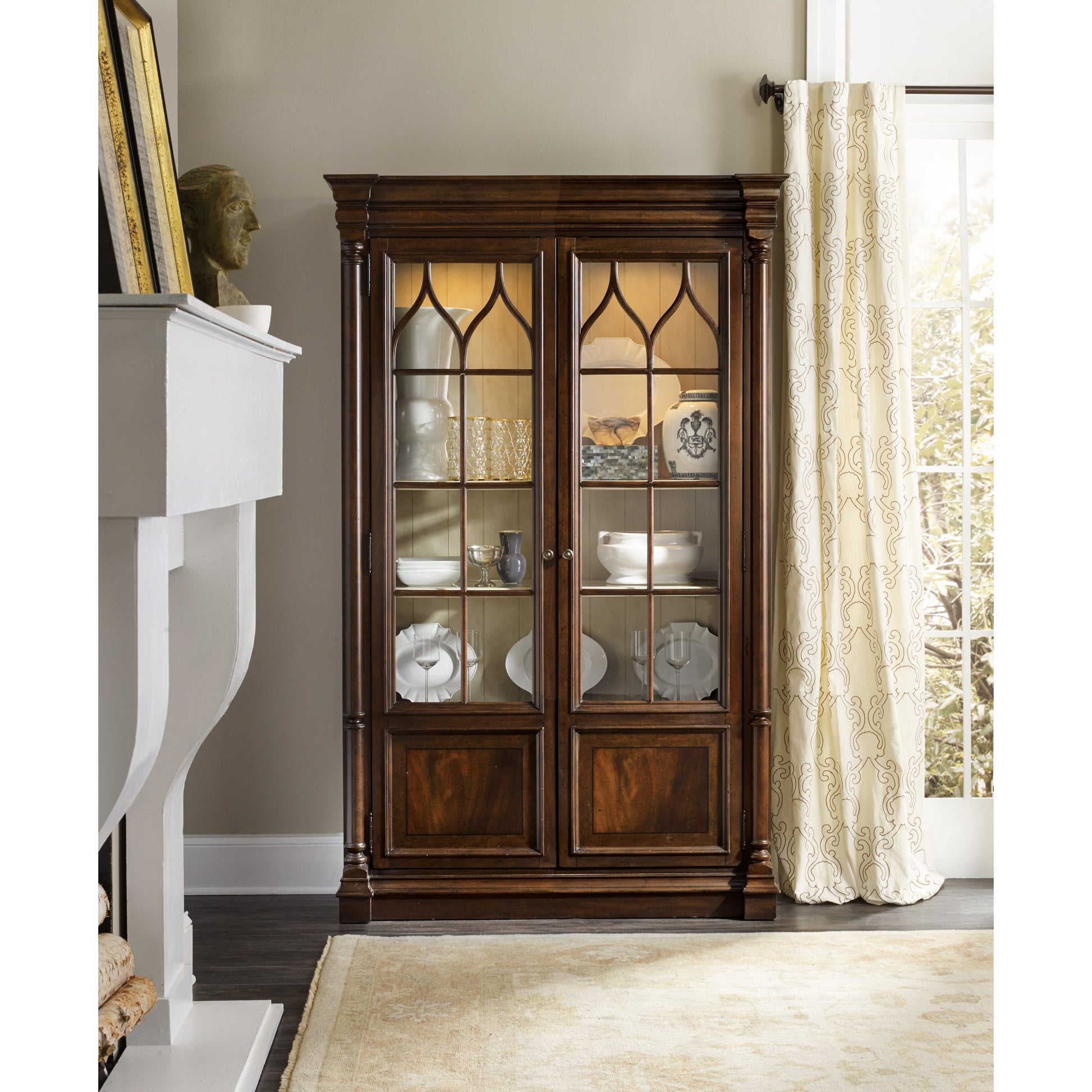Leesburg Display Cabinet by Hooker Furniture in mahogany. Made from mahogany veneers in a traditional style.