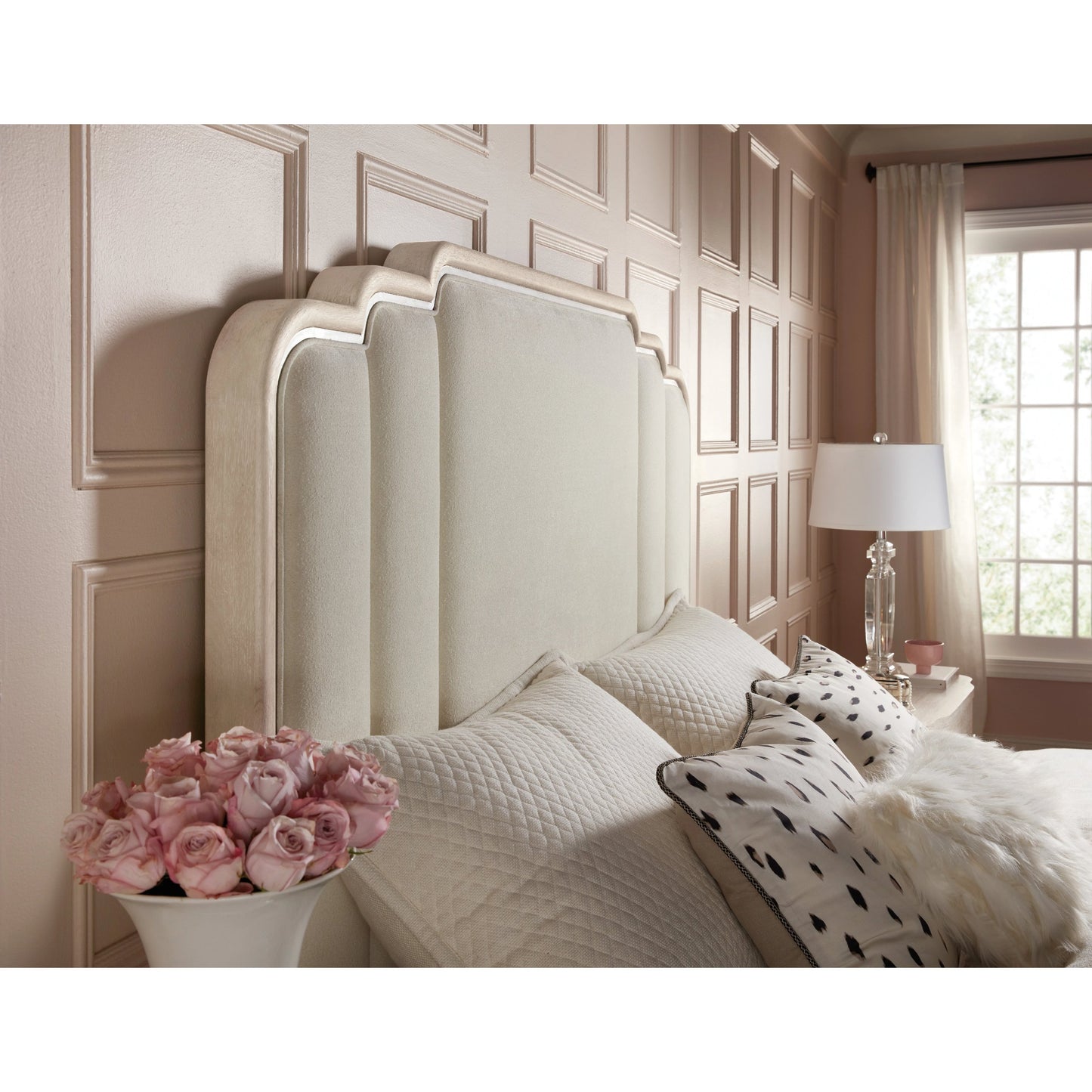 006 SI-2028952,SI-2028953 | Lifestyle | Nouveau Chic Upholstered Bed by Hooker Furniture in polished pearl and sandstone. Made from oak veneers, fabric in a modern style.