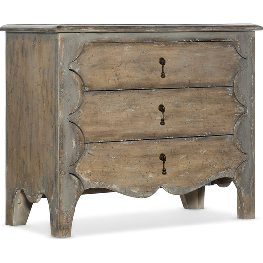 Ciao Bella Bachelors Chest by Hooker Furniture in time worn grey. Made from maple veneer, cedar, felt panel, solid-wood edge top in a rustic style.