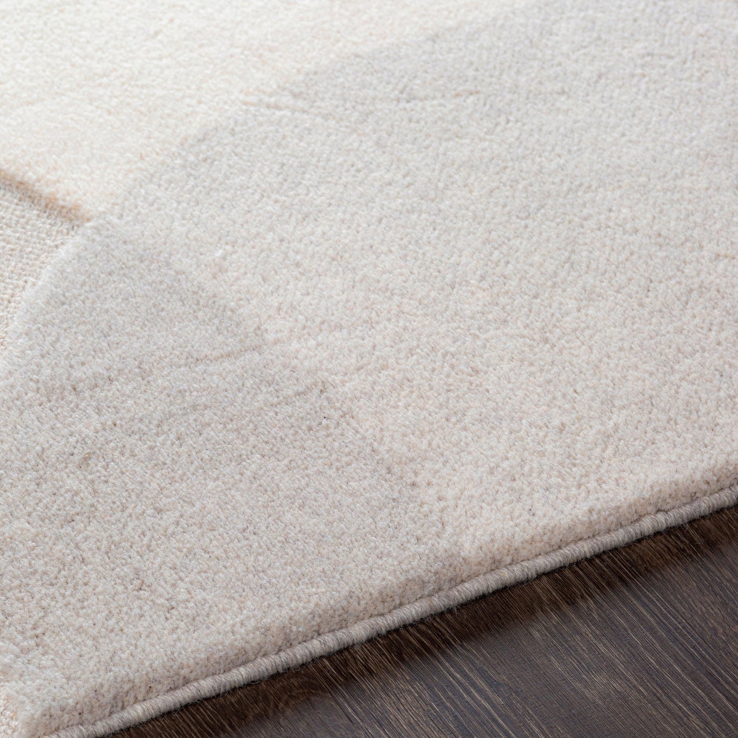 004 SR-881470,SR-881472 | Closeup | Flux Rug - 26994 by Livabliss in light beige, taupe, medium gray, gray. Made from 100% polypropylene in a unique style.