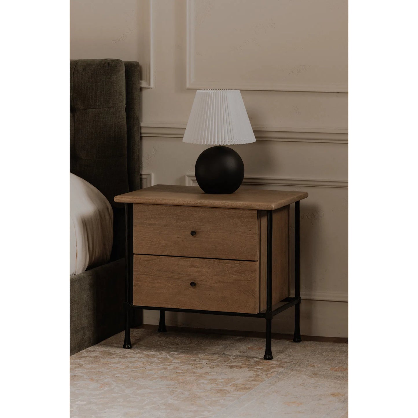 012 SI-2254059 | Lifestyle | Tuve Table Lamp by Moe's Home Collection in black. Made from polyresin base in a unique style.