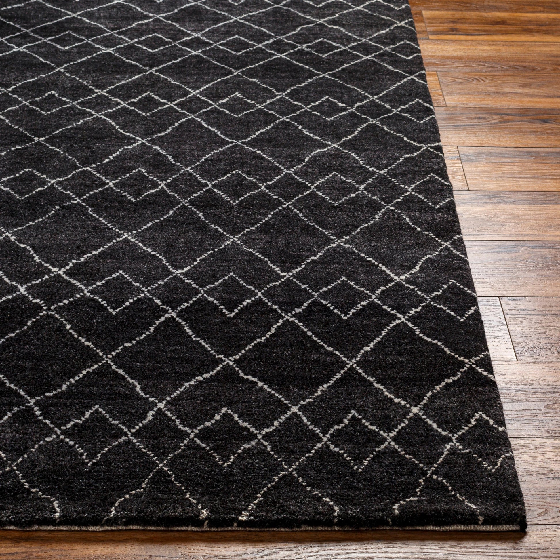 Zara Rug - 29847 by Surya in black, charcoal, cream. Made from 70% wool, 30% viscose in a unique style.