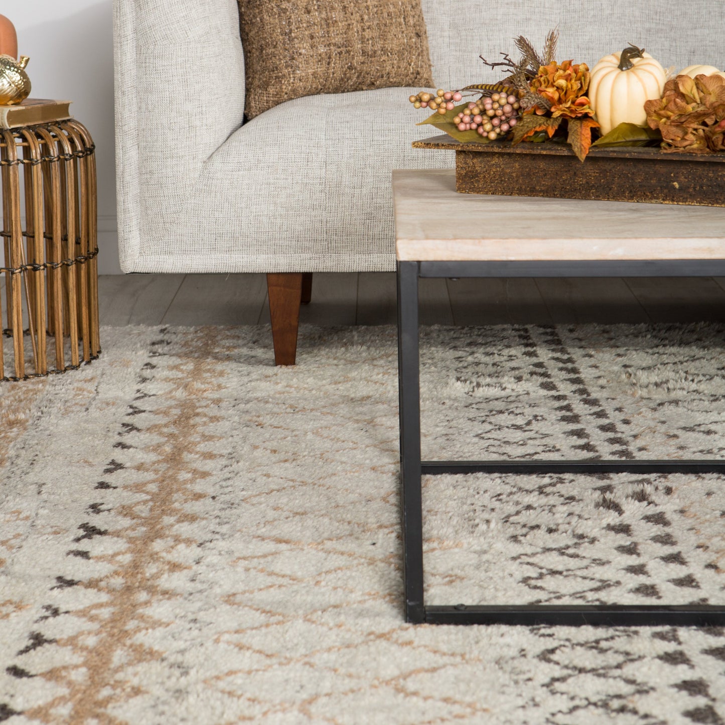 009 82034-31926,82034-31927,82034-31928,SI-1946448,SI-1946449 | Lifestyle | Zuri ZUI05 Rug by Jaipur Living in standstorm, paloma. Made from unique in a unique style.